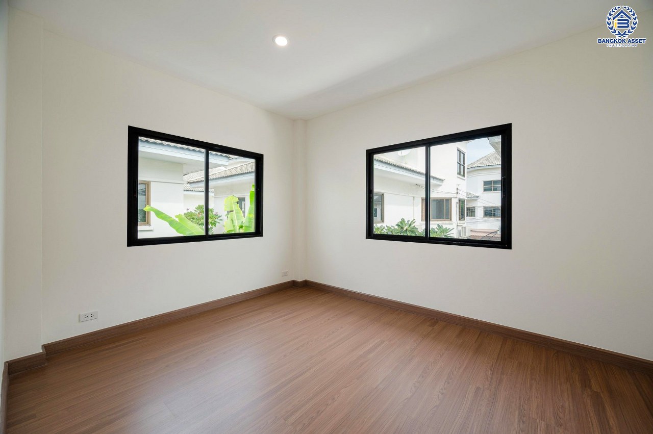 บ้านมือสองตกแต่งใหม่ โครงการ ปฐวีกาญจน์ ประชาชื่น-แจ้งวัฒนะ ทำเลโซนเมือง ดีไซน์สุด Classic ใกล้เซ็นทรัลแจ้งวัฒนะ สนามบินดอนเมือง เดินทางสู่ใจกลางเมืองได้อย่างรวดเร็วด้วย ทางด่วน"ศรีสมาน" และรถไฟฟ้าสายสีชมพู "สถานีเมืองทองธานี" บนเนื้อที่ 61.6 ตร.ว. ฟังก์ชัน 3 ห้องนอน 4 ห้องน้ำ 1 ห้องแม่บ้านพร้อมห้องน้ำ จอดรถได้ 2 คัน